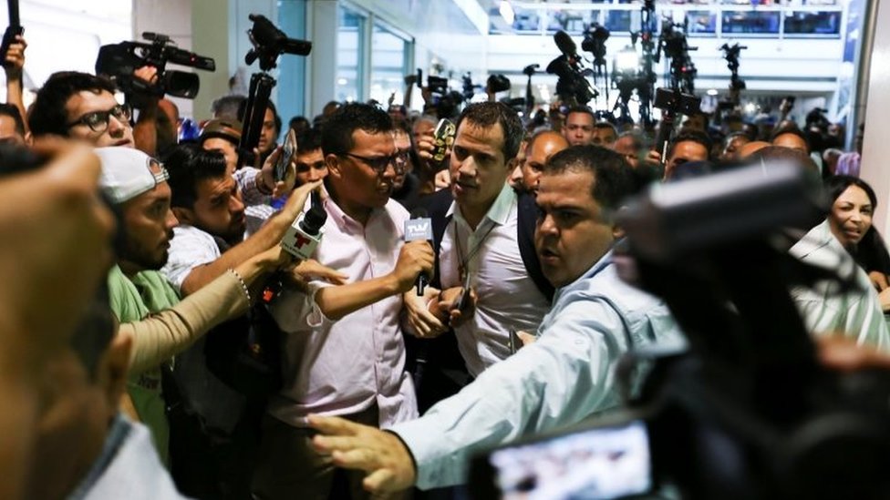 Хуан Гуайдо прибыл в международный аэропорт имени Симона Боливара в Майкетии, Венесуэла, 11 февраля 2020 г.