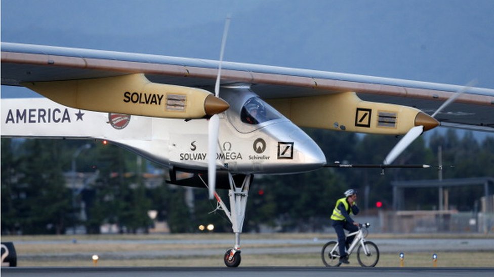 Algunas empresas también realizan pruebas de aviones alimentados por energía solar. aviones
