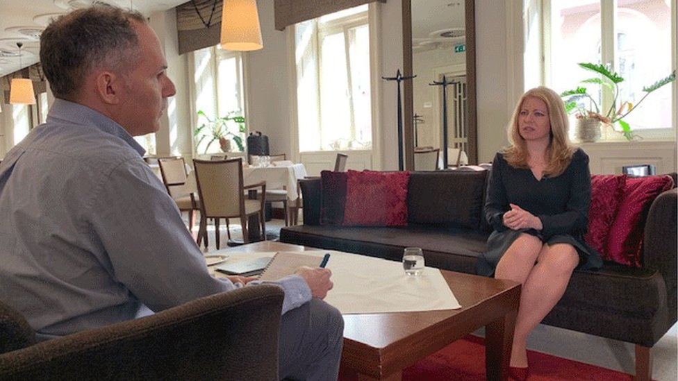 Роб Кэмерон берет интервью у Зузаны Капутовой в Братиславе
