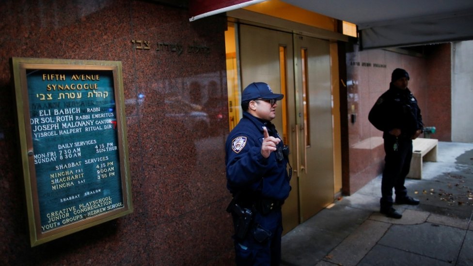 Нью-Йорк Офицеры полицейского управления охраняют синагогу на Пятой авеню в Нью-Йорке, 11 декабря 2019 г.