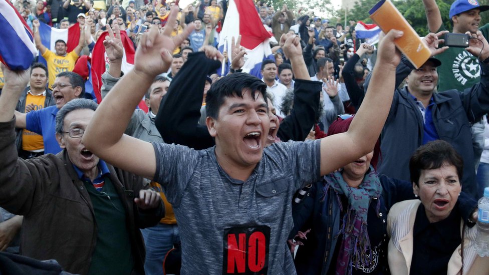 Los opositores celebraron la decisión de la Cámara de Diputados de rechazar la enmienda constitucional. Opositores celebran la decisión de la Cámara de Diputados de rechazar la enmienda constitucional.