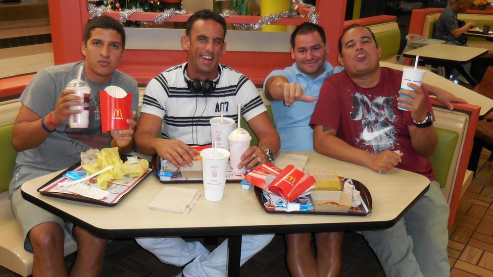 Grupo de cubanos en el McDonald's de la Base Naval de Guantánamo.