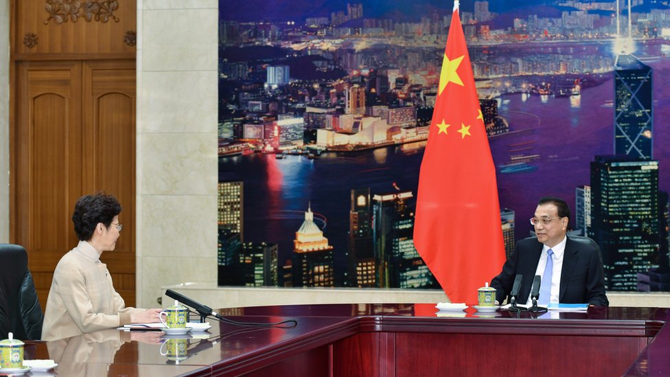 香港特首向總理述職的場地，由以往的中南海紫光閣，改為人民大會堂。