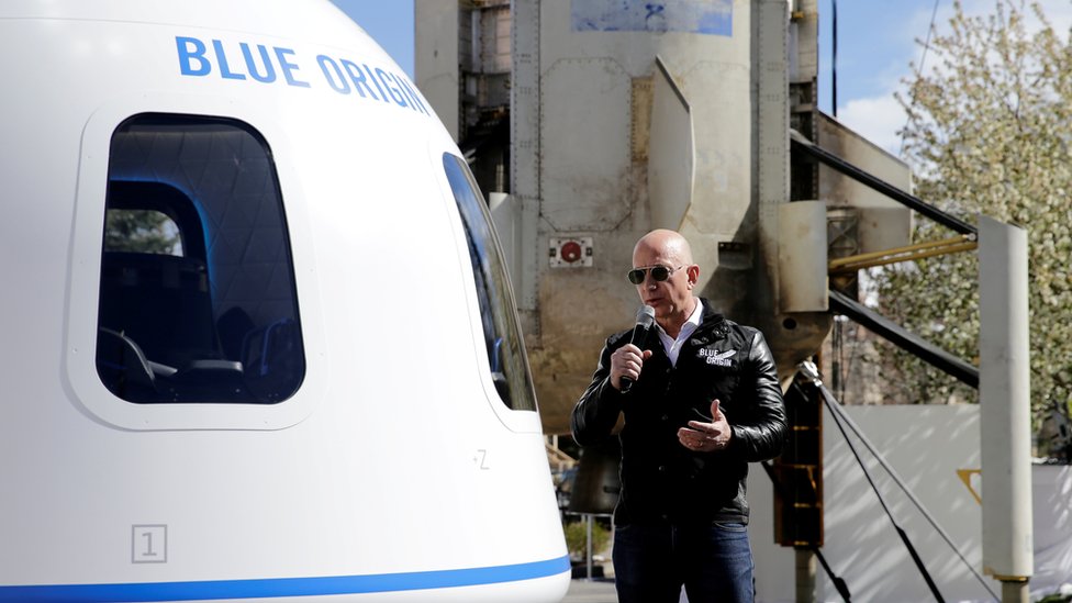 Jeff Bezos pretende volar al espacio con Blue Origin.