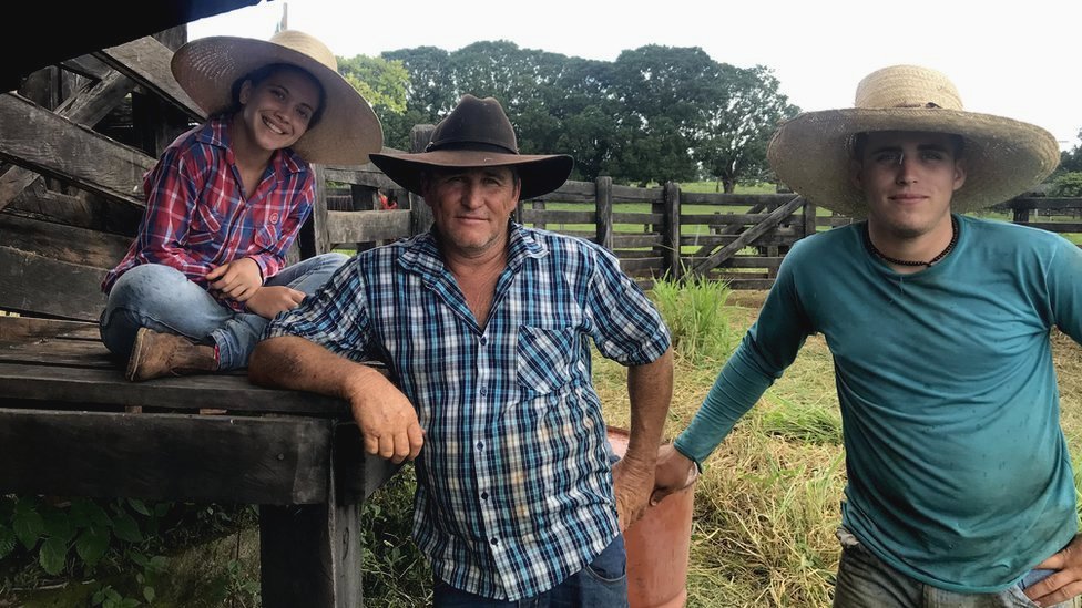 Carina dan Rodrigo dan ayah mereka Gerson adalah petani