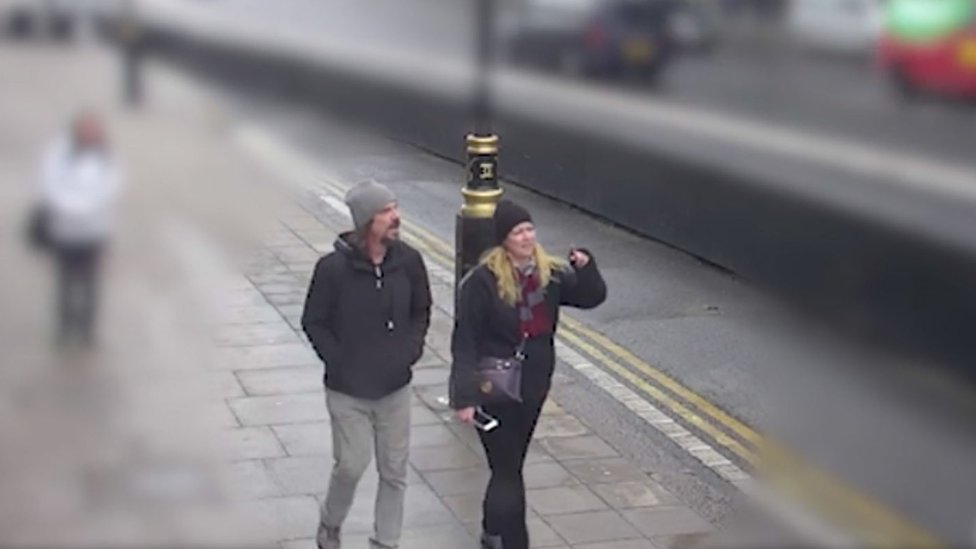 Видеонаблюдение жертвы Курта Кокрана, идущего по Вестминстерскому мосту со своей женой Мелиссой 22 марта 2017 г.