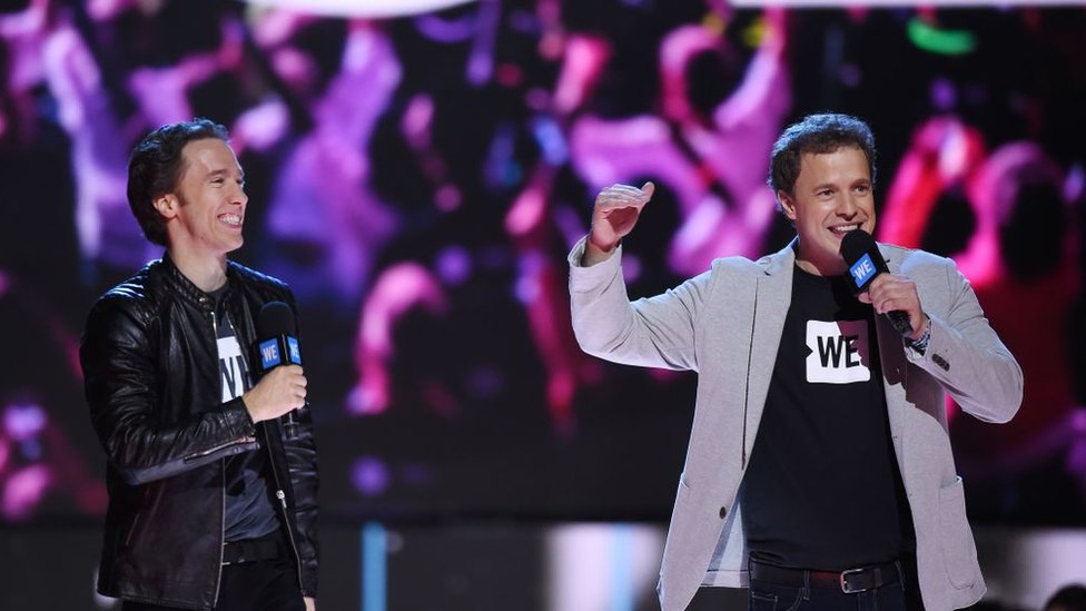Соучредители WE Крейг Килбургер и Марк Килбургер выступают на сцене WE Day California, 27 апреля 2017 г.