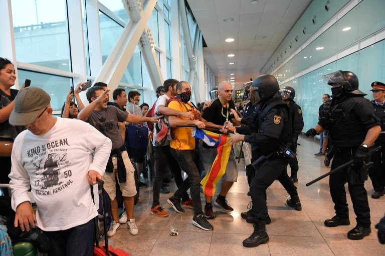 Policías se enfrentan a manifestantes en El Prat Policías se enfrentan a manifestantes en El Prat