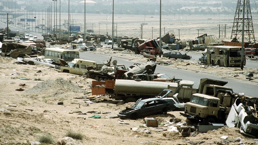 Разрушенные машины проходят по шоссе 80, также известному как «Шоссе смерти», по которому бежали иракские войска, отступая из Кувейта во время операции «Буря в пустыне».