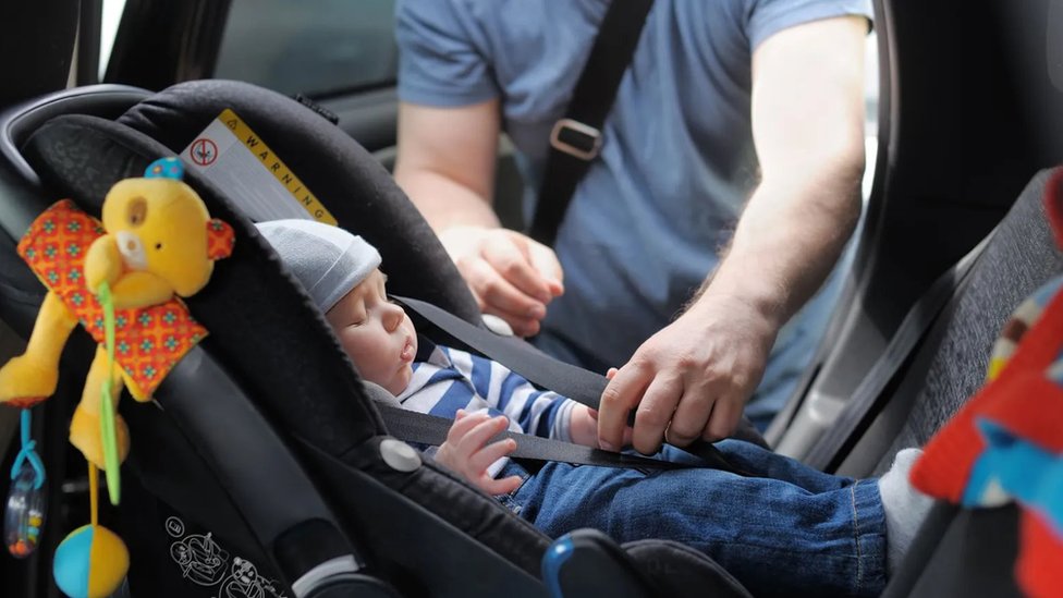 Bebê dentro do carro
