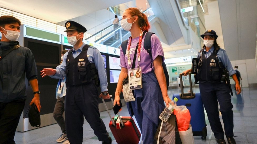 Krystsina Tsimanouskaya escorted at Haneda airport in Tokyo