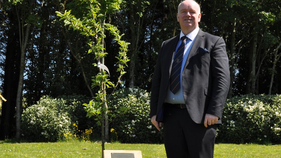 Главный министр Говард Куэйл стоит рядом с деревом