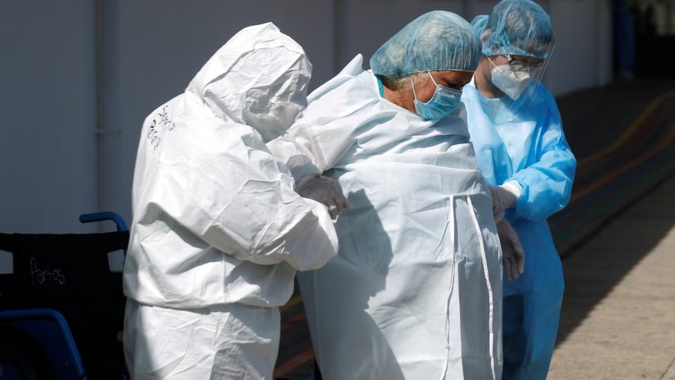 Женщина выписана из больницы после перенесенной коронавирусной болезни в Санта-Текла, Сальвадор 26 июня 2020 г.