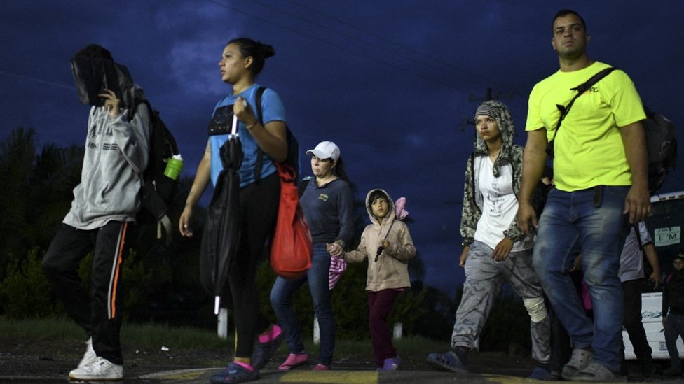 Migrantes en una caravana en México hacia la frontera con EE.UU.