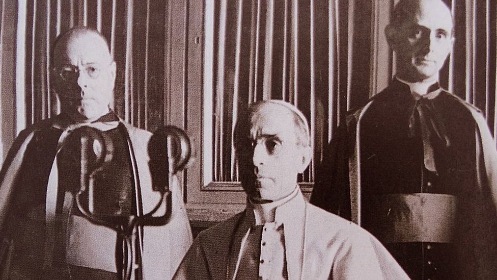 El papa Pio XII y el entonces monseñor Monti, quien luego sería Pablo VI en 1941.