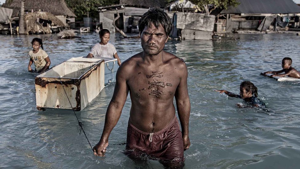 População de Kiribati sendo afetada por inundação