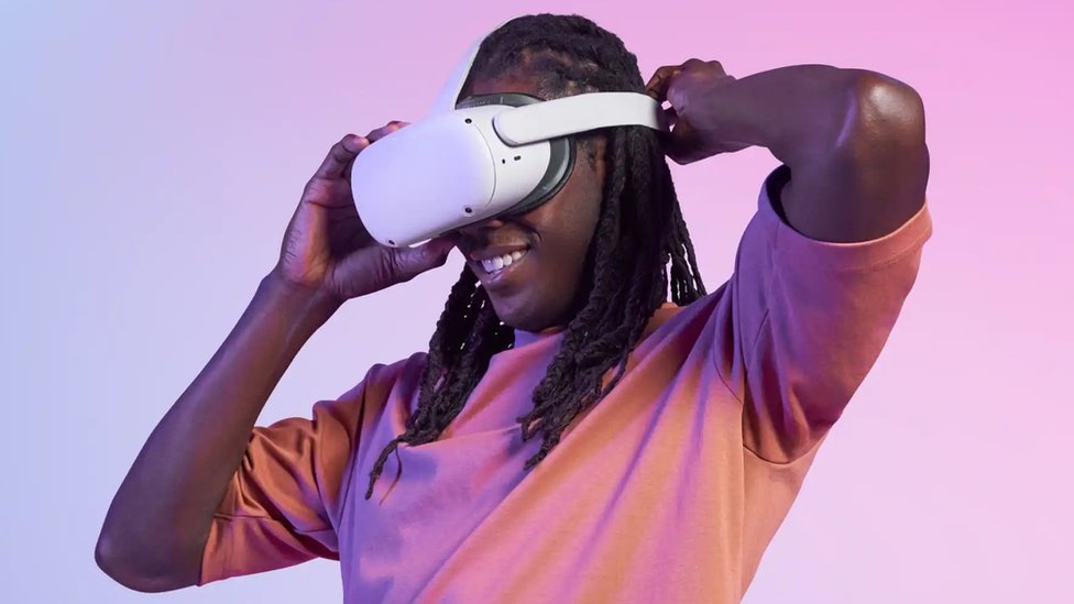 Tæller insekter tapperhed Forkert Meta: Facebook owner launches $7.99 a month virtual reality service - BBC  News