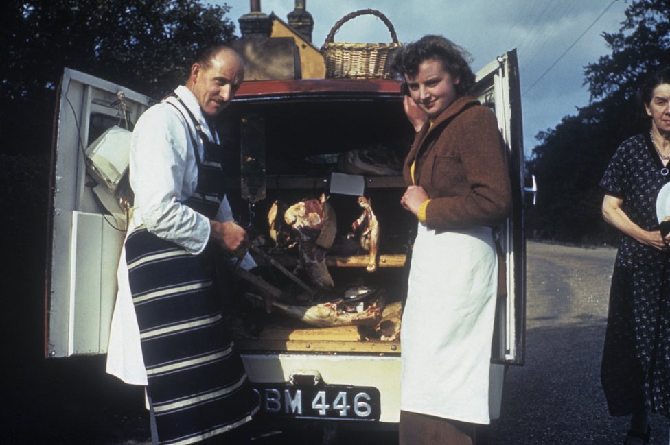 Уильям Гласскок и его дочь Перл доставляют мясо из TD Dennis, мясной лавки в Эшвелле, Хартфоршир
