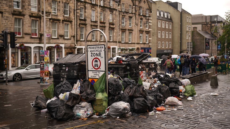 Contenedores llenos de bolsas de basura en el centro de Edimburgo