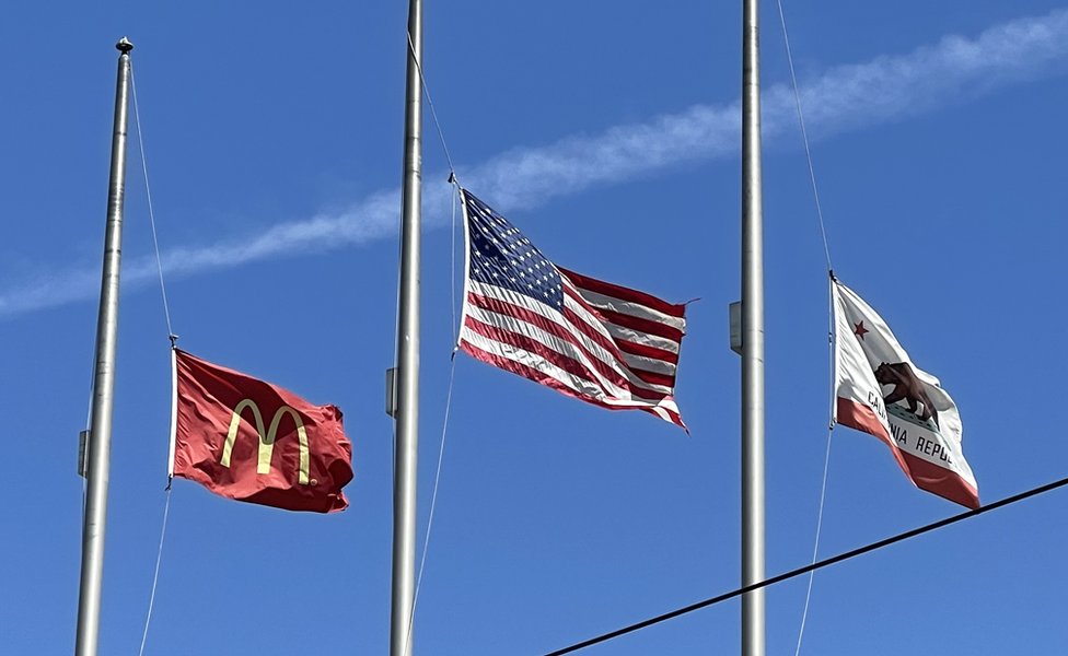 La bandera estadounidense ondea junto a la de California y la de McDonald's junto al cruce fronterizo de San Ysidro el 25 de marzo de 2022.