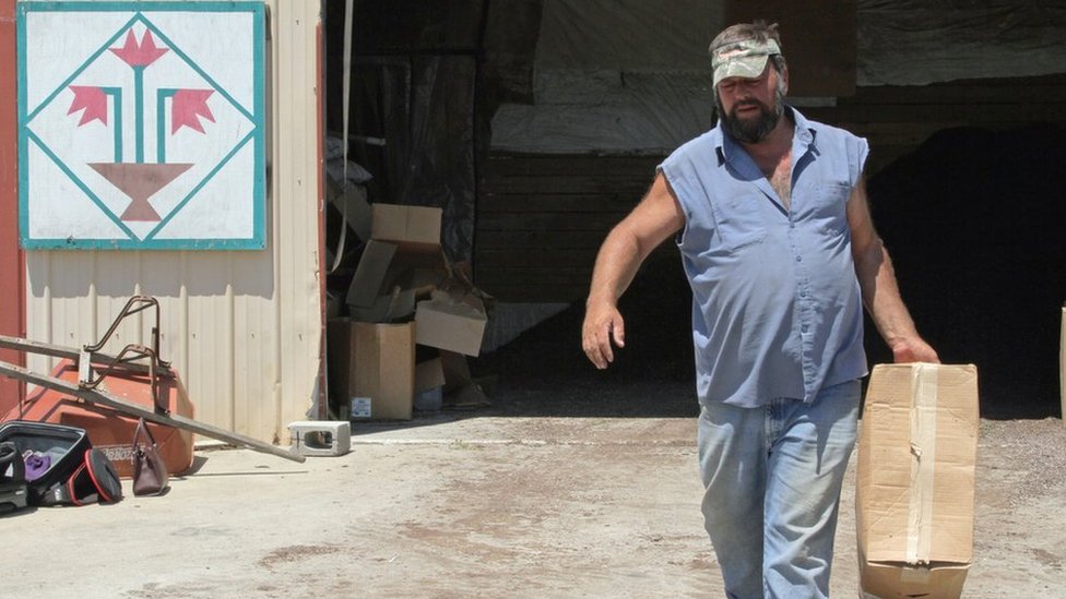 Muchos de los trabajos que están disponibles son estacionales, lo que significa que los empleados tienen ingresos asegurados sólo en los meses de cosecha. Trabajador en una granja local