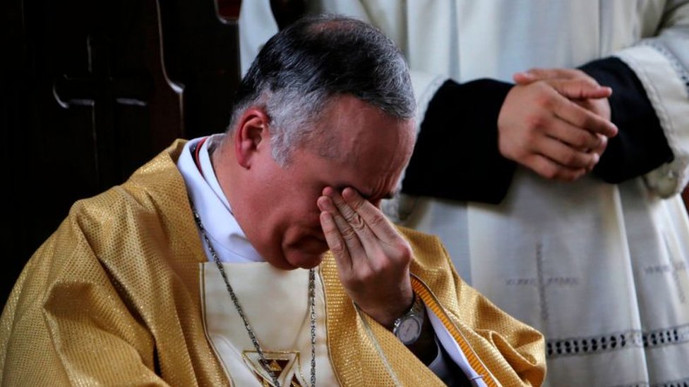 El obispo auxiliar de la Arquidiócesis de Managua, Silvio José Báez Ortega, llora durante una misa de Pascua, su última misa en la iglesia Santo Cristo de Esquipulas, en Managua, el 21 de abril de 2019.