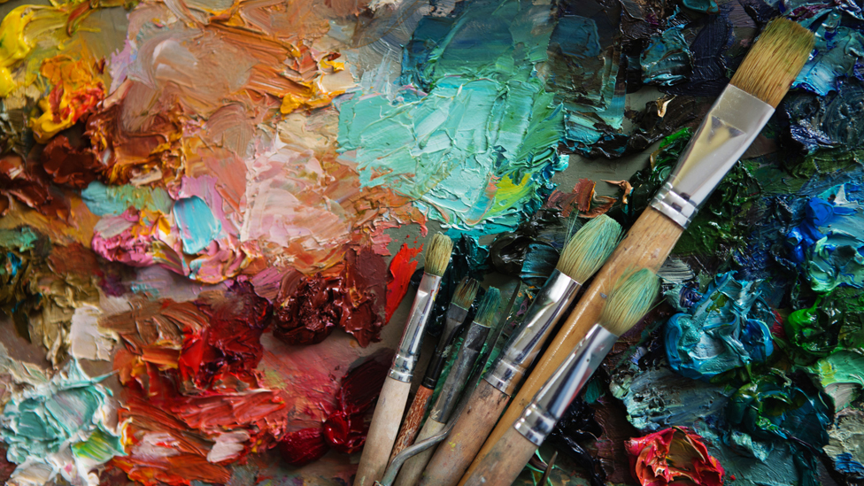 La influencia de Cézanne revolucionó el mundo del arte. Pinceles y paletas de colores.