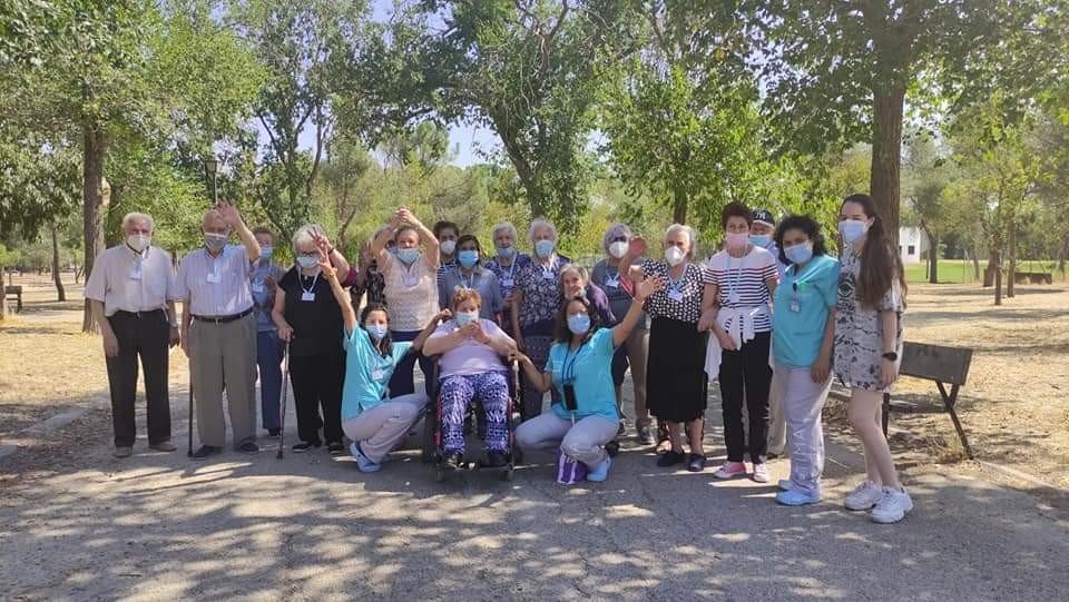 Rosa María Martínez con un grupo de colegas y adultos mayores