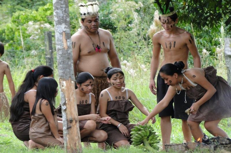 Jovens xokleng durante apresentação sobre o primeiro contato entre indígenas e brancos.