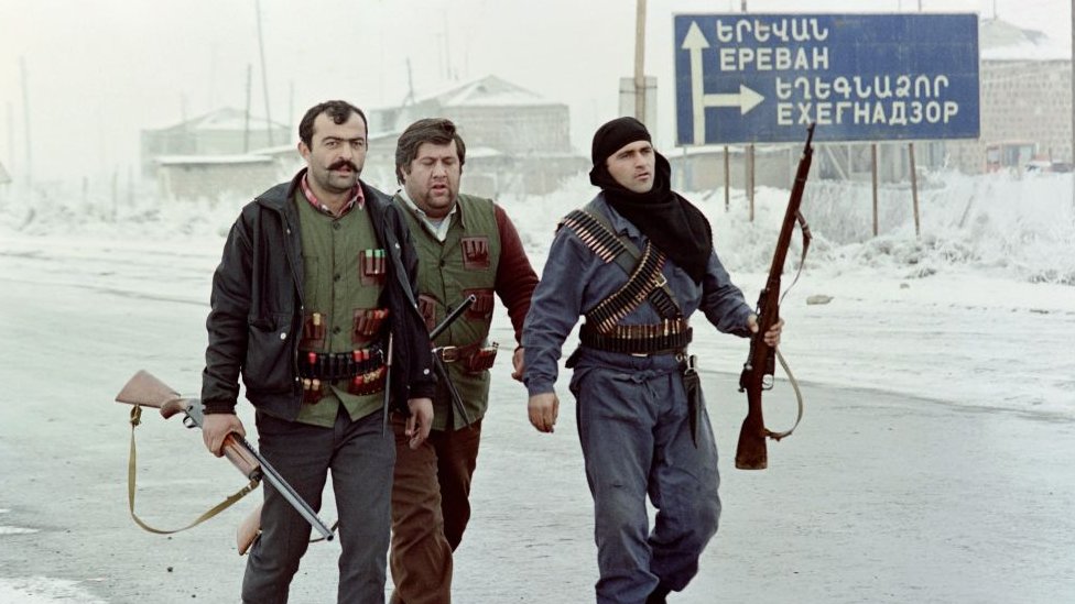 Soldados armenios patrullando con un cartel anunciando la capital armenia Ereván en enero de 1990.