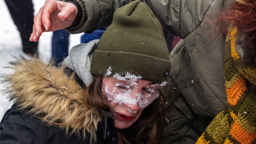 Manifestante de Ottawa aclarándose los ojos