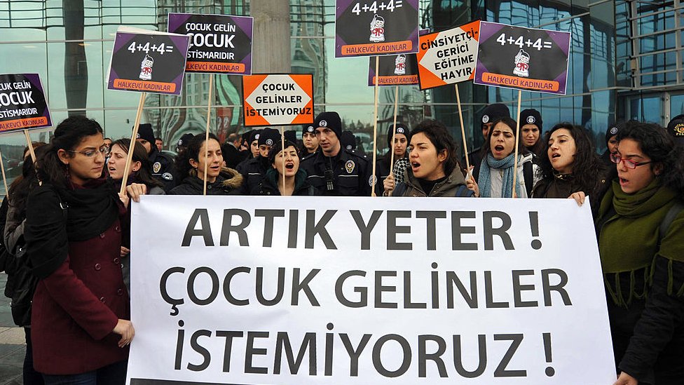 Демонстранты в Анкаре, Турция, с плакатом с надписью: «Хватит, нам не нужны малолетние невесты»