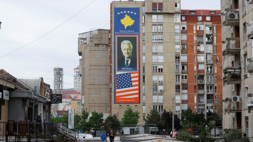 Kosovo, Priština, Bil Klinton
