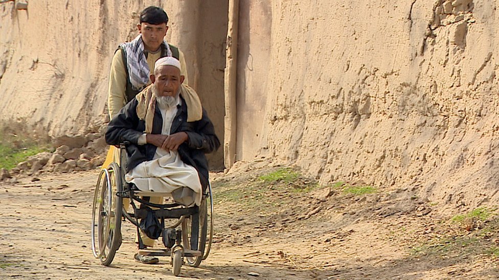 Гаясуддин из деревни Талука потерял обе ноги, когда наступил на наземную мину, заложенную талибами