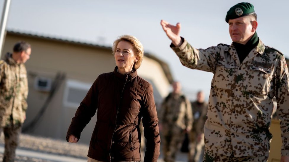 La ministra Ursula von der Leyen en una visita a fuerzas alemanas desplegadas en Afganistán este mes de diciembre.