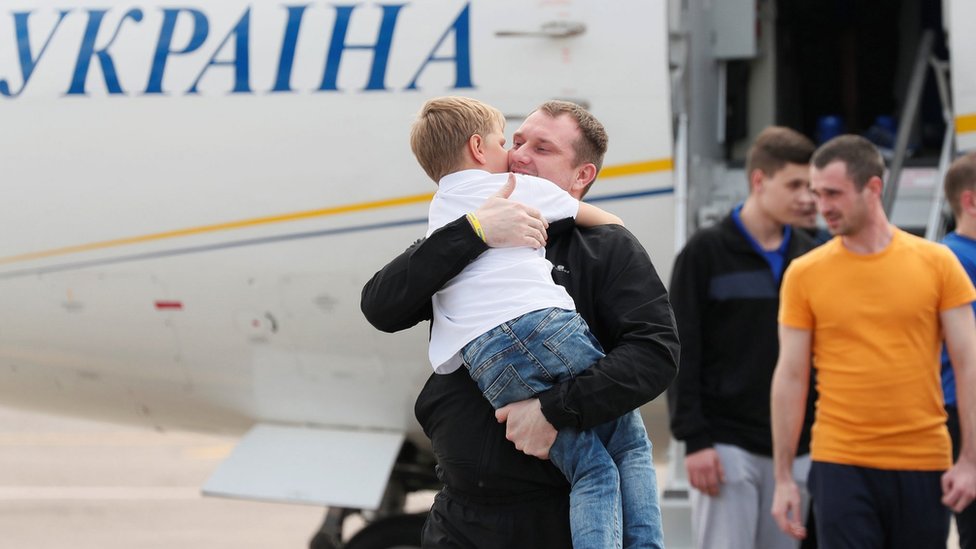 Los exprisioneros ucranianos vivieron un emotivo reencuentro con sus familiares en un aeropuerto en Kiev.