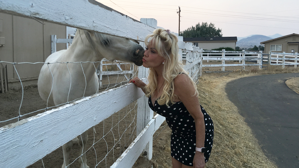Vazduhoplovna Ejmi posećuje konje iza ranča u kojem radi
