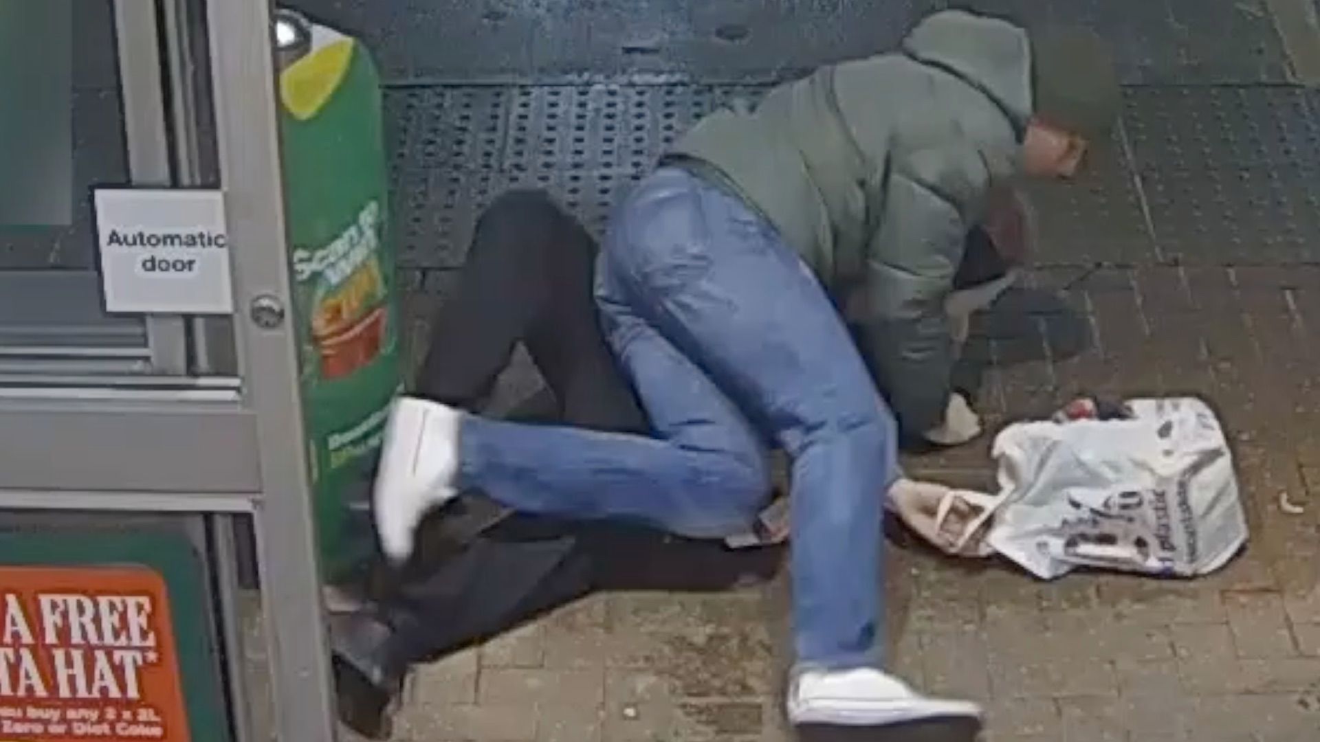 Watch: Off-duty police officer tackles shoplifter