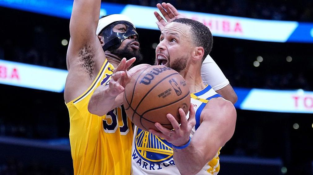 NBA: Stephen Curry leads Golden State Warriors to victory over Los
