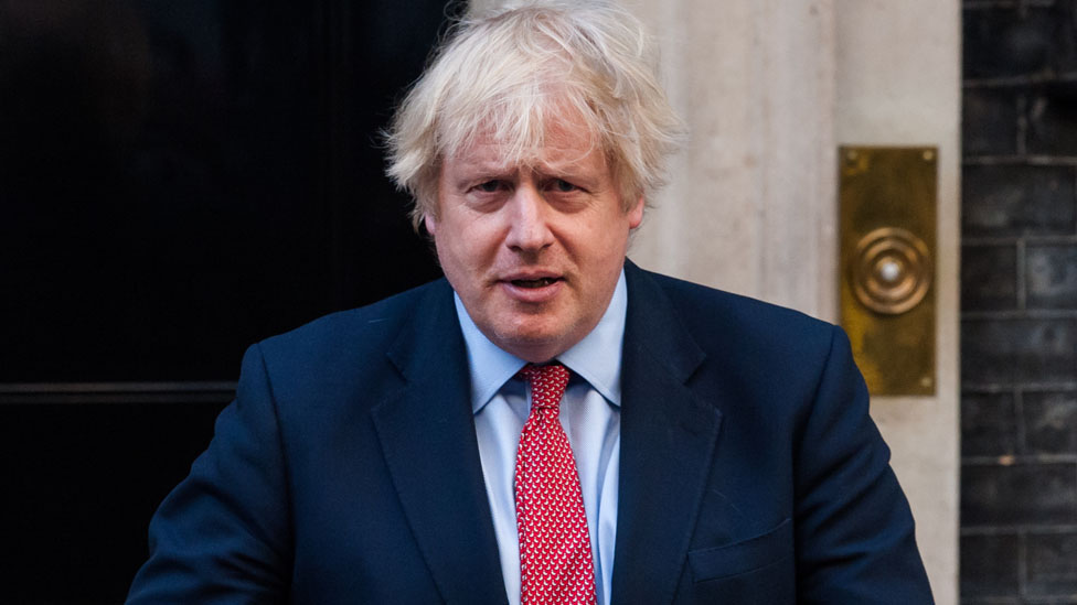 Премьер-министр Великобритании Борис Джонсон хлопает в ладоши возле Даунинг-стрит, 10 во время еженедельных аплодисментов NHS и ключевых сотрудников Национальной службы здравоохранения и ключевых сотрудников на передовой пандемии коронавируса (Covid-19) 28 мая 2020 года в Лондоне, Англия. . Основательница мероприятия г-жа Аннемари Плас предложила, чтобы после десятых аплодисментов на этой неделе демонстрация признательности стала ежегодным мероприятием, чтобы избежать его политизации.