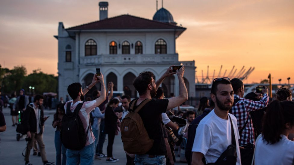 Türkiye'de gençlerin hem son model telefonlara hem de internet paketlerine erişimi gittikçe zorlaşıyor