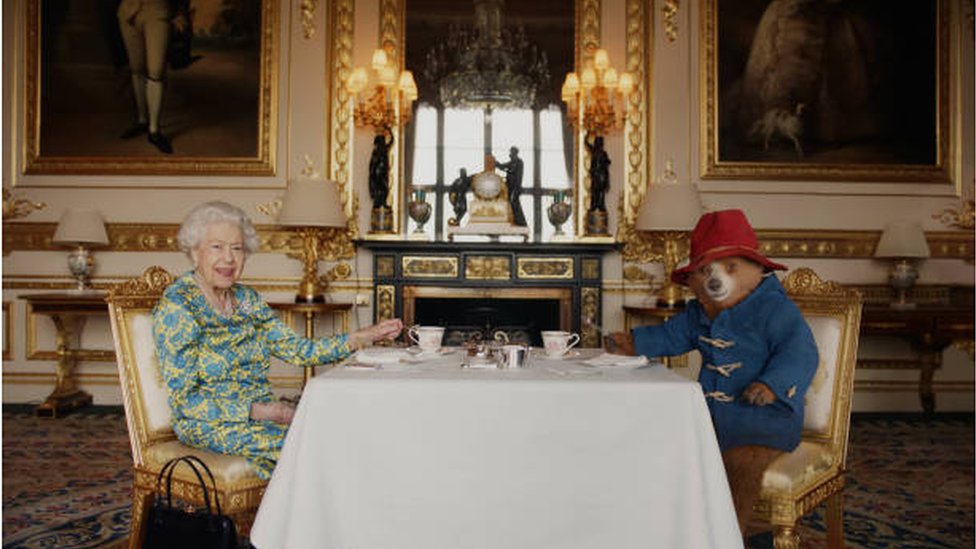 الملكة تشرب الشاي مع دب بادنغتون