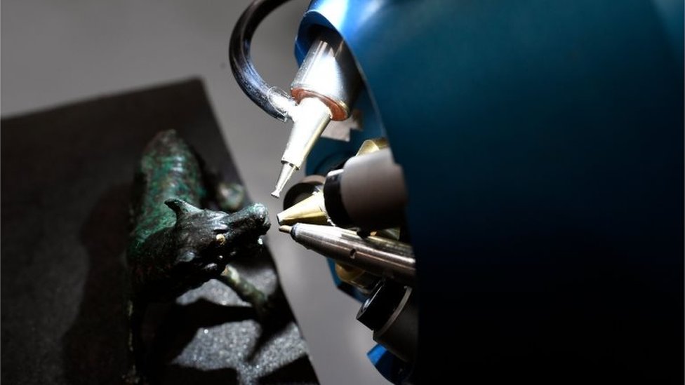 Las obras de arte son expuestas a bombardeos de átomos de helio e hidrógeno, a una velocidad de hasta 30.000 km/h, para su análisis. Análisis de una escultura de bronce con el acelerador.