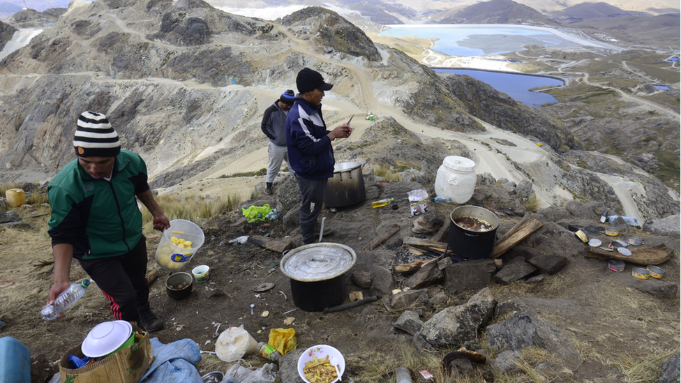 Comuneros hacen guardia y cocinan en la montaña.