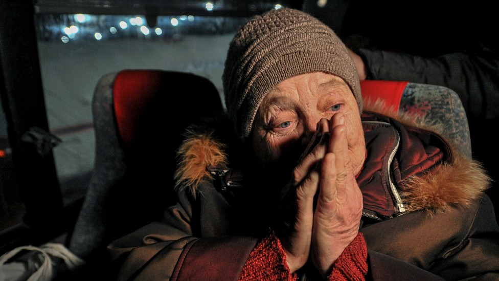 Rostro desolado y de horror de una mujer mayor evacuada de Mariúpol el 15 de marzo