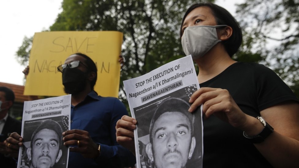 نشطاء يحملون ملصق عليه اسم ناغانتران دارمالينغام في كوالالمبور ، ماليزيا