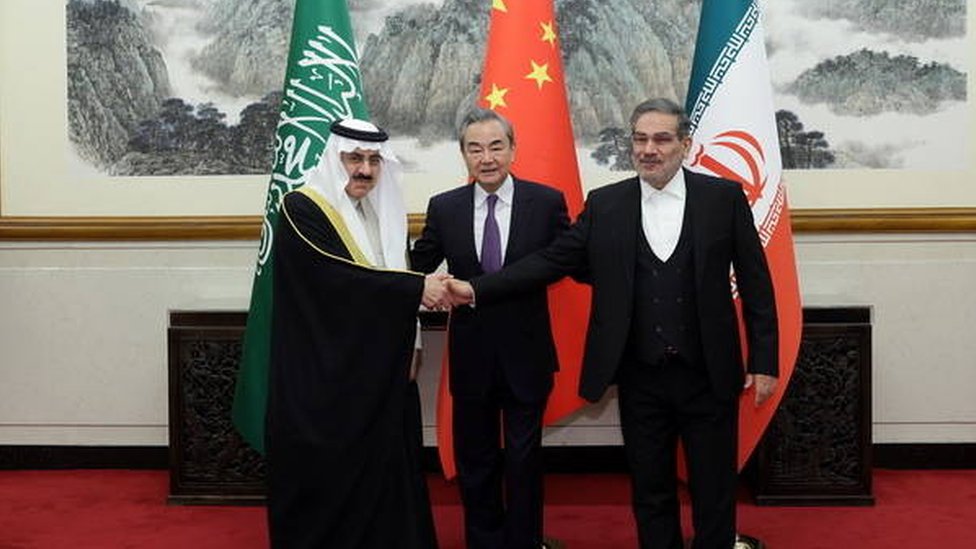 السعودية وإيران: العاهل السعودي يدعو الرئيس الإيراني لزيارة الرياض 1 مساعد بن محمد العبيان، مستشار الأمن الوطني السعودي (يسار) ووزير الخارجية الصيني وانغ يي وأمين المجلس الأعلى للأمن القومي الإيراني علي شمخاني (يمين)