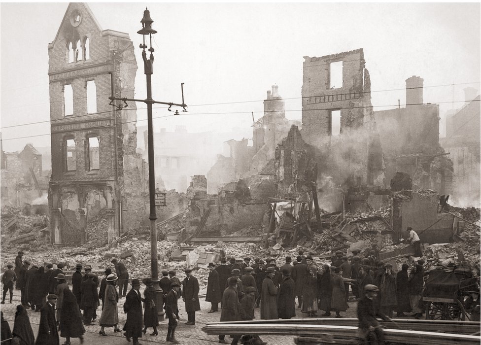Руины города Корк в 1920 году после того, как Черно-загорелые и вспомогательные войска начали поджоги в ответ на атаки ИРА