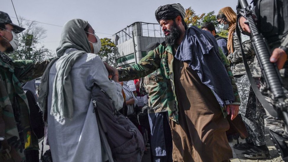 عضو في حركة طالبان في مواجهة مع متظاهرة