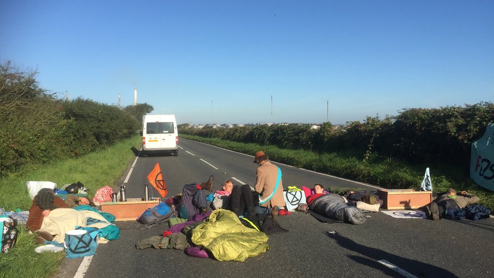 Протестующие лежат на дороге